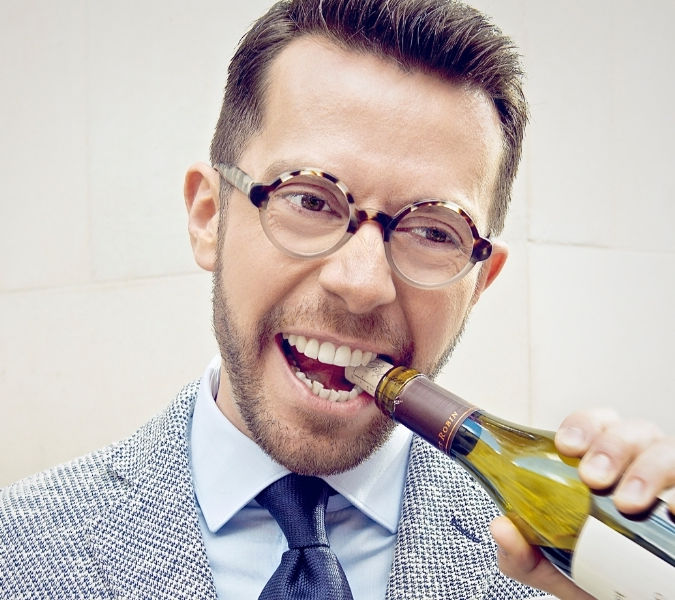 Sommelier Jan Konetzki holding a bottle of wine