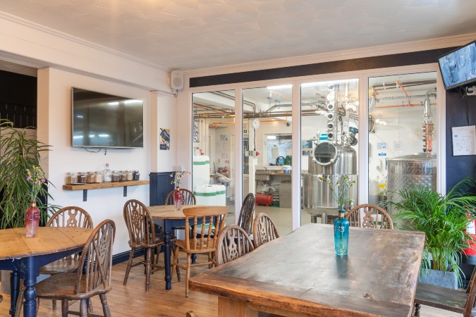 mermaid gin bar with view onto isle of wight distillery