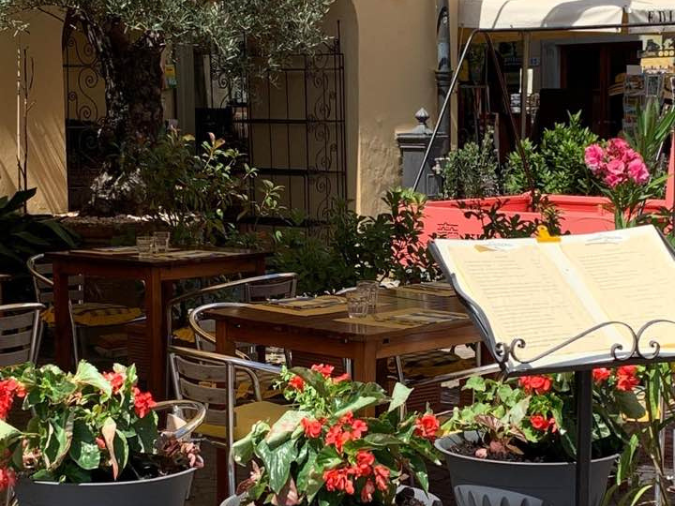 The lovely outdoor dining area of Mangiando Mangiando