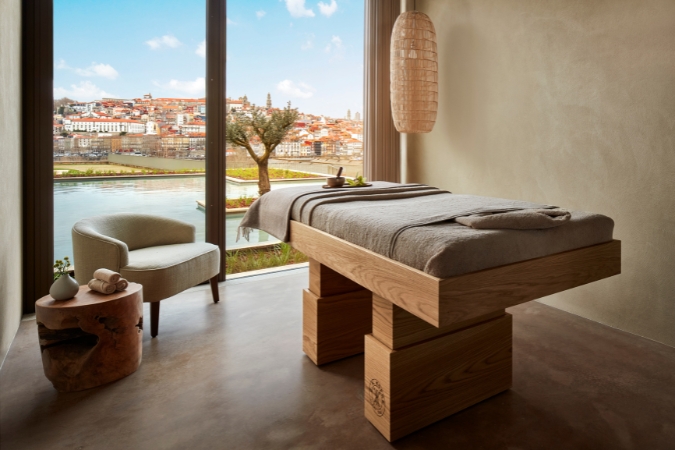 A view of a treatment table in a treatment room at the Kopke Tivoli hotel